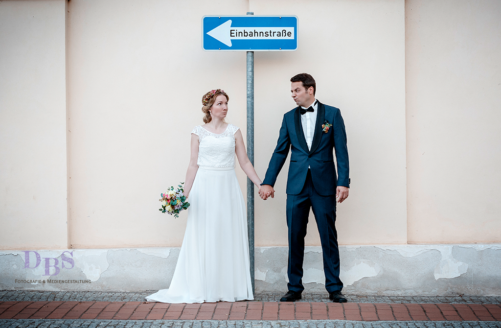 Brautpaar mit Einbahn Straßenschild witzig